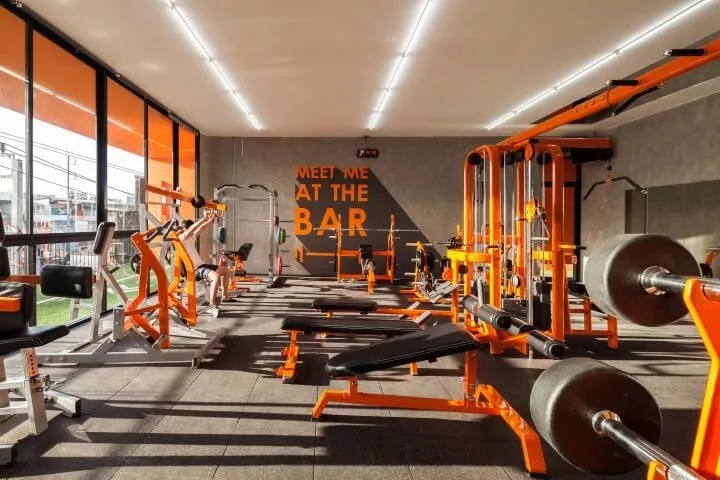 掀起一阵橙色风暴：曼谷M FITNESS健身房设计
